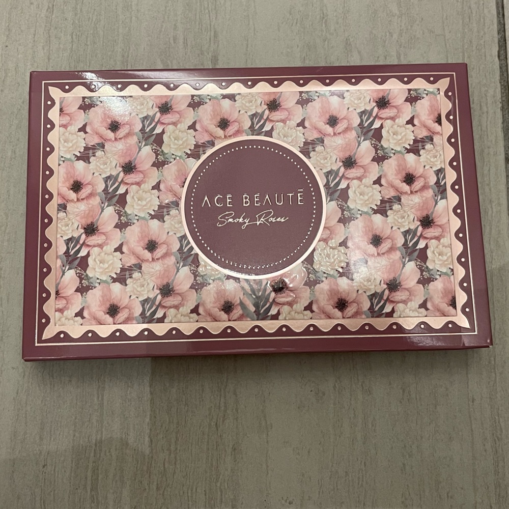 Ace Beaute Smoky Roses eyeshadow palette